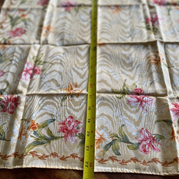 BURBERRY FLORAL HANDKERCHIEF/SCARF - Picture 4 of 5